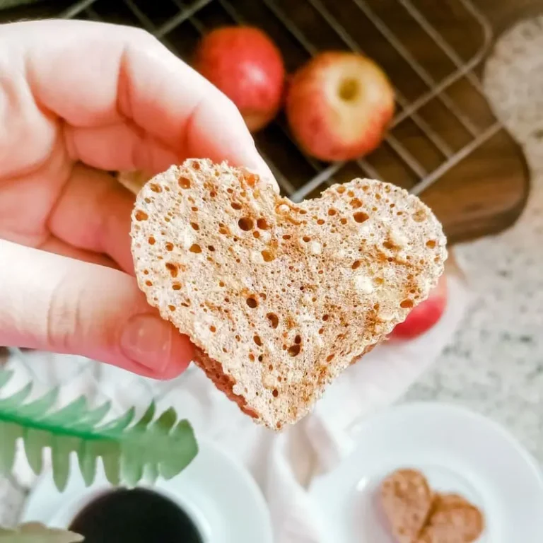 mão segurando um bolo de maçã pronto