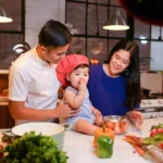 bebê comendo e cozinhando junto com os pais